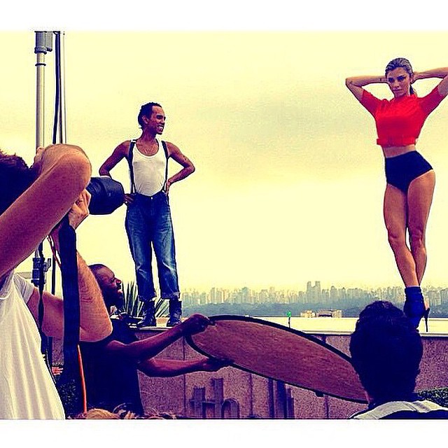 Grazi Massafera mostra bastidores de ensaio com pernões de fora