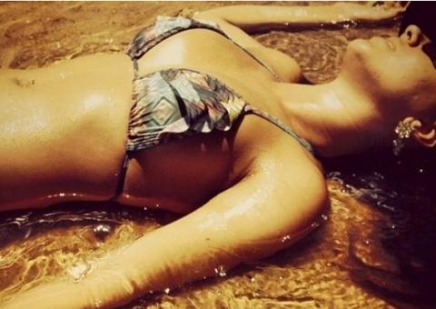 Namorada de Zezé mostra fotos sensuais na internet