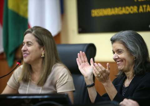 No TJAM, ministra recebe relatório da campanha "Justiça Pela Paz em Casa"