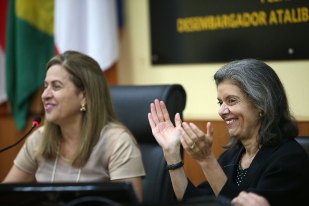 No TJAM, ministra recebe relatório da campanha "Justiça Pela Paz em Casa"