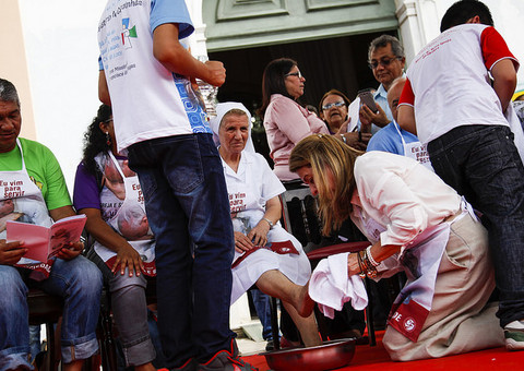 Desembargadora lava pés de religiosa em ato da Igreja Católica