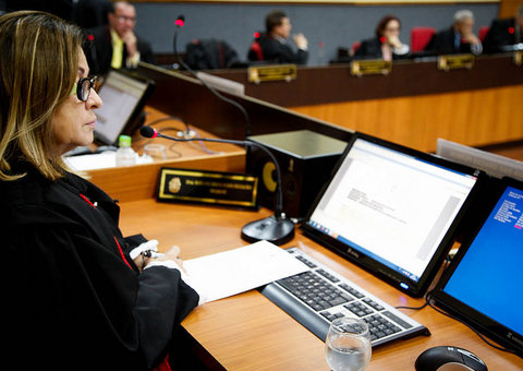 Desembargadora Graça Figueiredo preside sessão do TJAM