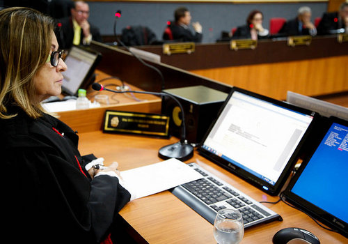 Desembargadora Graça Figueiredo preside sessão do TJAM