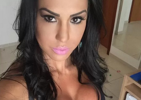 Gracyanne Barbosa exibe barriga sarada e recebe elogios 