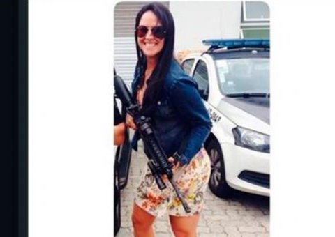  Namorada de Zezé posa com fuzil da polícia e causa polêmica na web