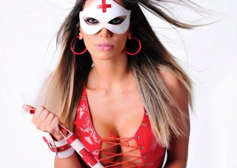 Graciella Carvalho posa em homenagem ao Dia da Enfermagem