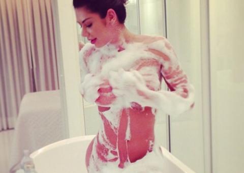  Graciella Carvalho publica foto de banho sensual