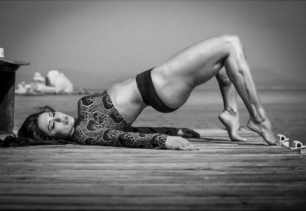 Gracyanne Barbosa posa sexy e mostra corpo super sarado