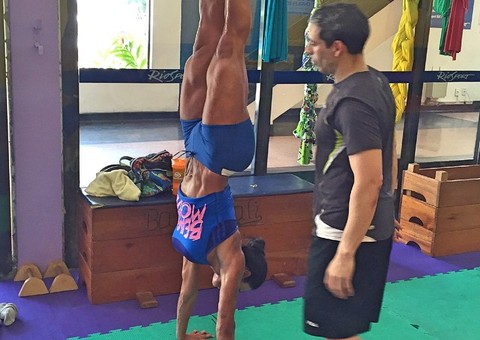 Gracyanne Barbosa surpreende com pernas musculosas em foto de ponta cabeça