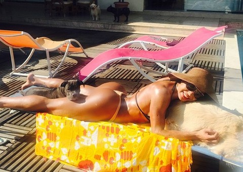 Gracyanne Barbosa toma sol e exibe 'bumbum na nuca'