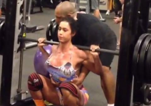  Gracyanne Barbosa mostra como é rotina pesada na academia