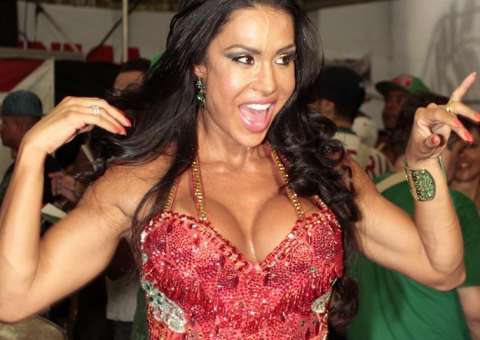  Gracyanne Barbosa samba com modelito curtinho na X9