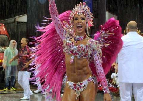  Gracyanne Barbosa impressiona com preparo físico no carnaval paulista