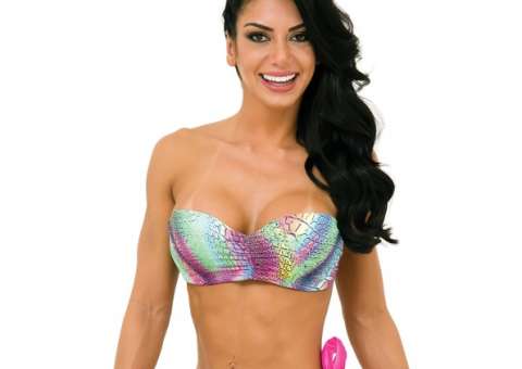  Graciella Carvalho posa de biquíni e mostra físico sarado "apaixonada pelo espelho"