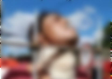 Ao tentar fugir, suspeito de roubo fica preso na grade