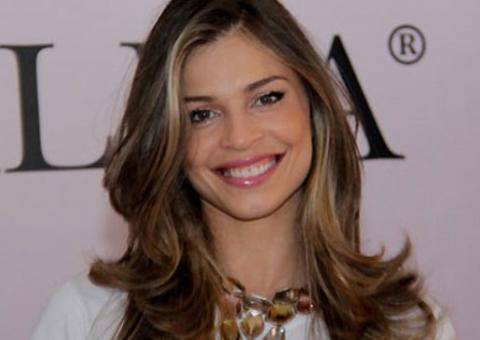 "Tenho inveja de bumbum, porque eu sempre quis ter", diz Grazi Massafera