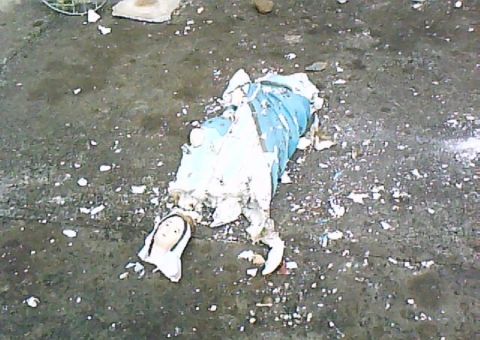 Evangélicos urinam em santa, jogam gasolina e tocam fogo