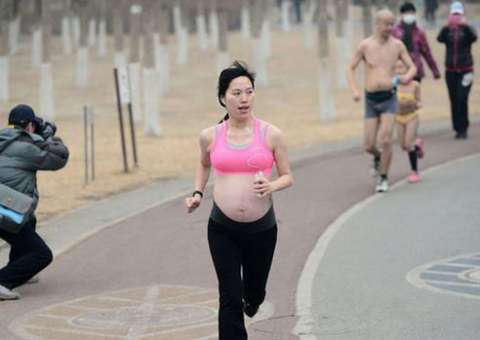 Chinesa participa de maratona a quatro semanas de dar à luz