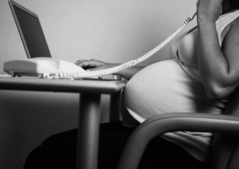 Estagiária fica grávida e consegue vínculo de emprego