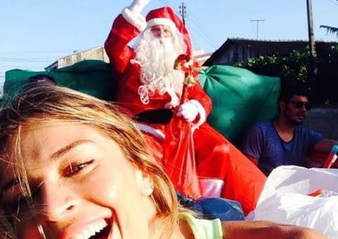 Grazi Massafera distribui presentes com Papai Noel