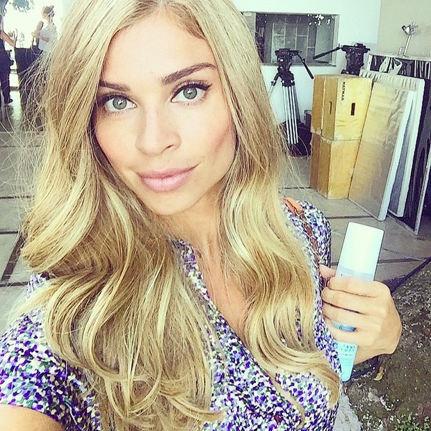  Grazi Massafera muda visual para fazer propaganda de tintura