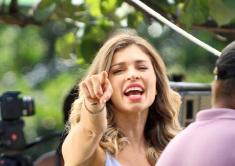 Grazi Massafera ‘brinca’ com paparazzo em ensaio fotográfico