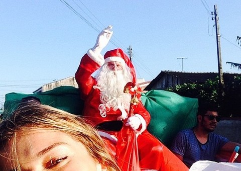 Em clima de Natal, Grazi Massafera faz selfie divertida com Papai Noel 