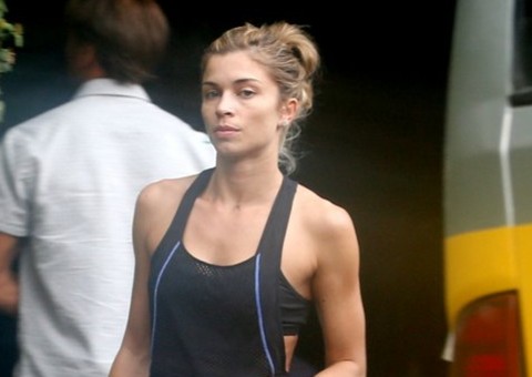  De shortinho, Grazi chama atenção ao buscar filha na escola