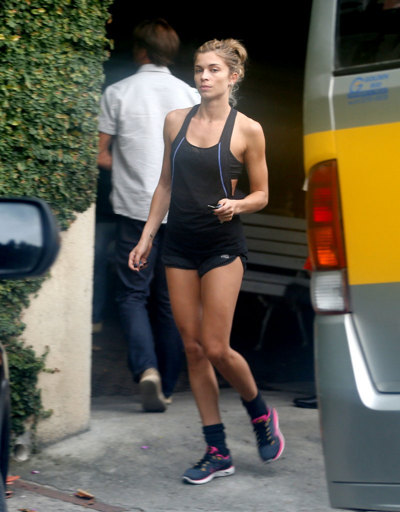  De shortinho, Grazi chama atenção ao buscar filha na escola