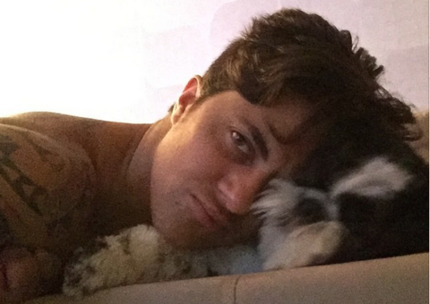 Sem camisa, Thammy Miranda posta foto com cão de estimação após retirar seios