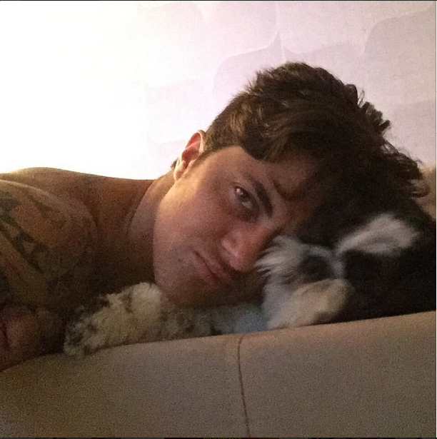 Sem camisa, Thammy Miranda posta foto com cão de estimação após retirar seios