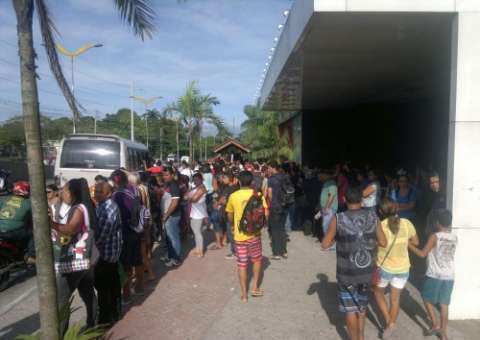 Artur enfrenta grevistas e negocia uma saída para o  impasse