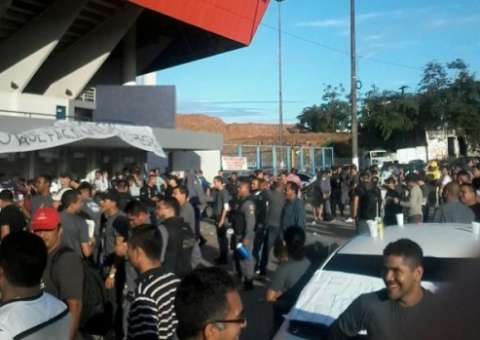 Grevistas da PM estimam que 2.000 militares estão parados