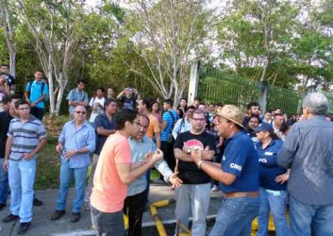 Servidores em greve entram em conflito com estudantes