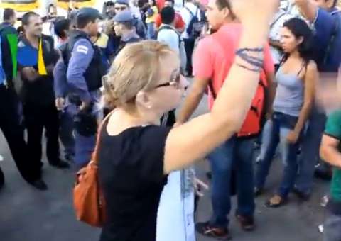 Usuários protestam contra greve de ônibus