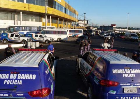 Motoristas de ônibus especial entram em greve a param indústrias