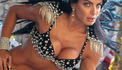 Sensual,  Carla Prata  posa com fantasia de Musa da Gaviões da Fiel