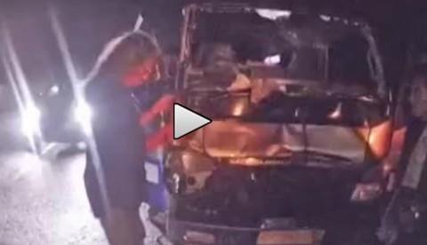 Mulher é atingida em cheio por outro carro enquanto rebocava o seu 