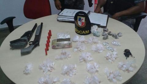 Menor é flagranteado com meio quilo de maconha e entrega cúmplices 