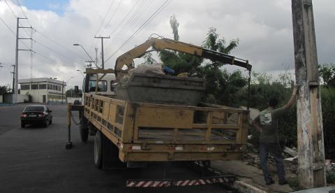 Caminhão é apreendido jogando 10t de lixo em via pública