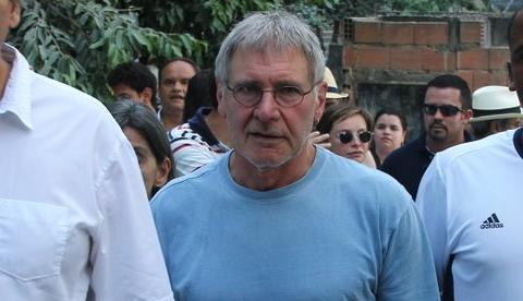  Harrison Ford, astro de Indiana Jones, visita favela no Rj