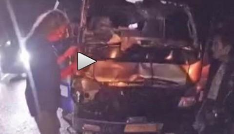  Mulher é atingida em cheio por outro carro enquanto rebocava o seu 