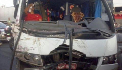 Motorista desmaia e bate de frente com micro-ônibus