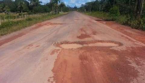 Buracos atrapalham trânsito na AM-240, Presidente Figueiredo/Balbina
