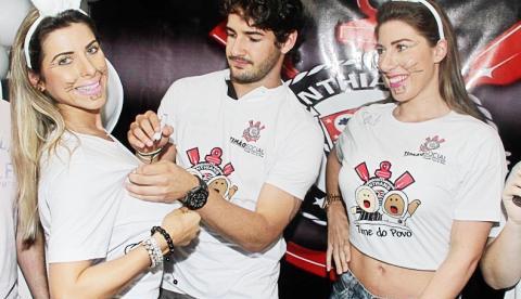 Alexandre Pato e irmãs Minerato participam de evento beneficente