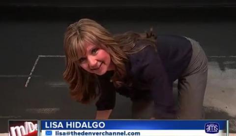 Erro técnico faz apresentadora terminar notícia de quatro, veja