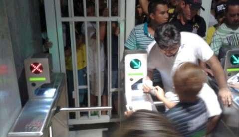 Catracas emperram e dificultam entrada de torcedores na arena