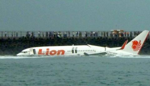 Avião com 108 pessoas a bordo cai ao mar de Bali sem vítimas