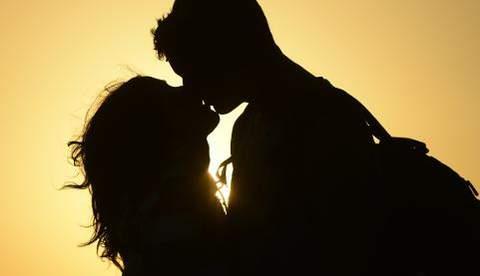 Universitários do Zimbábue revoltados com proibição de beijos