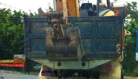 Trator vai passear em caçamba na Torquato